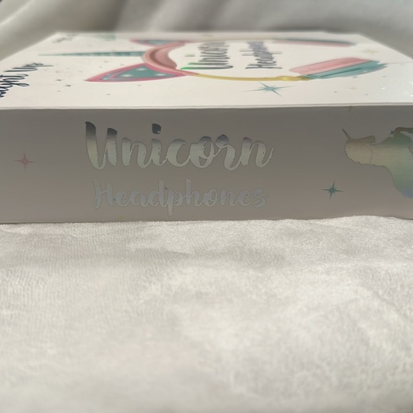Gabby Goods Light Up Wired LED Unicorn Headphones for Kids. - Picture 5 of 5